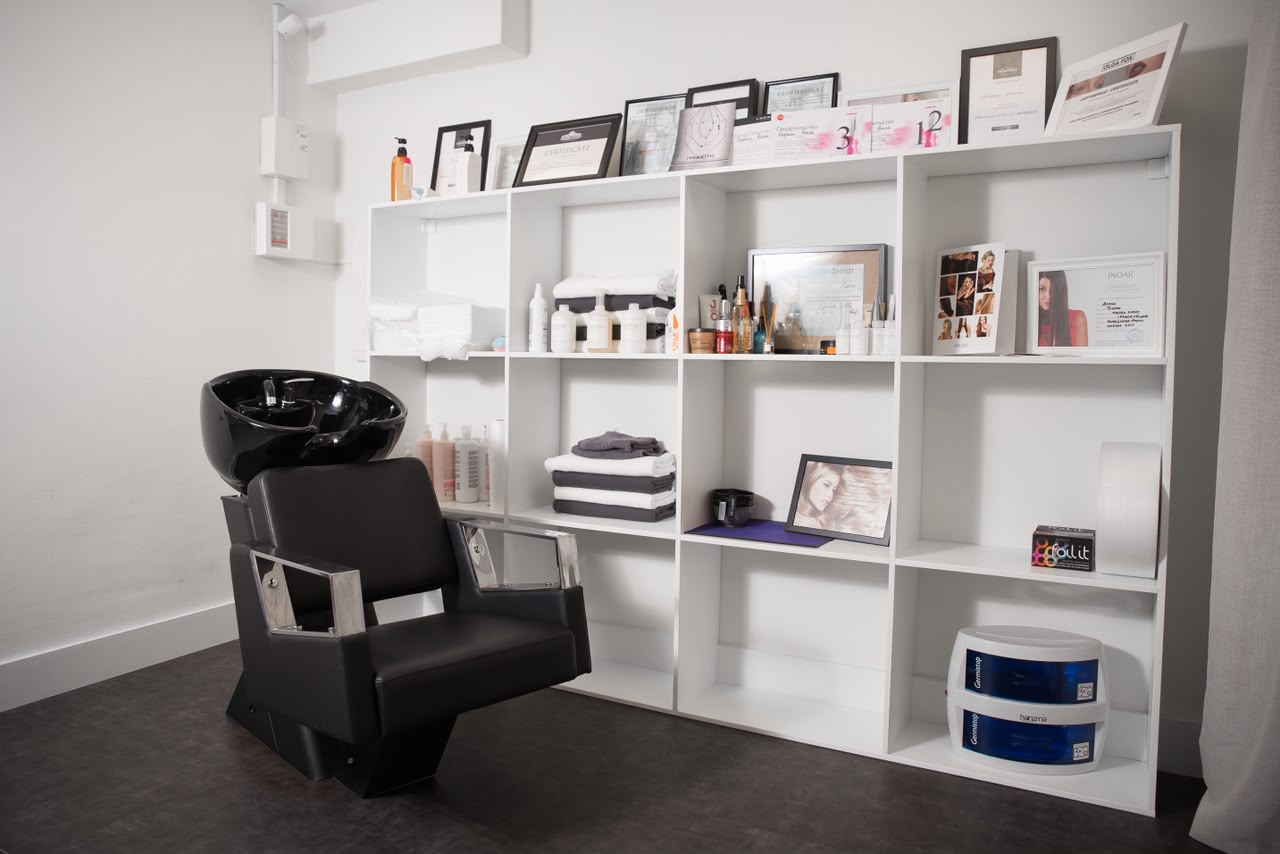 Салон красоты Hair Academy в чёрно-белой гамме