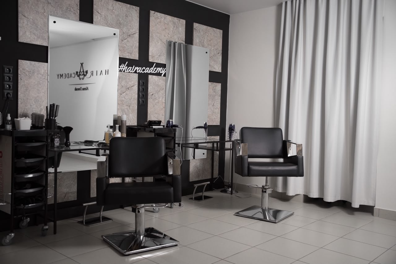 Салон красоты Hair Academy в чёрно-белой гамме