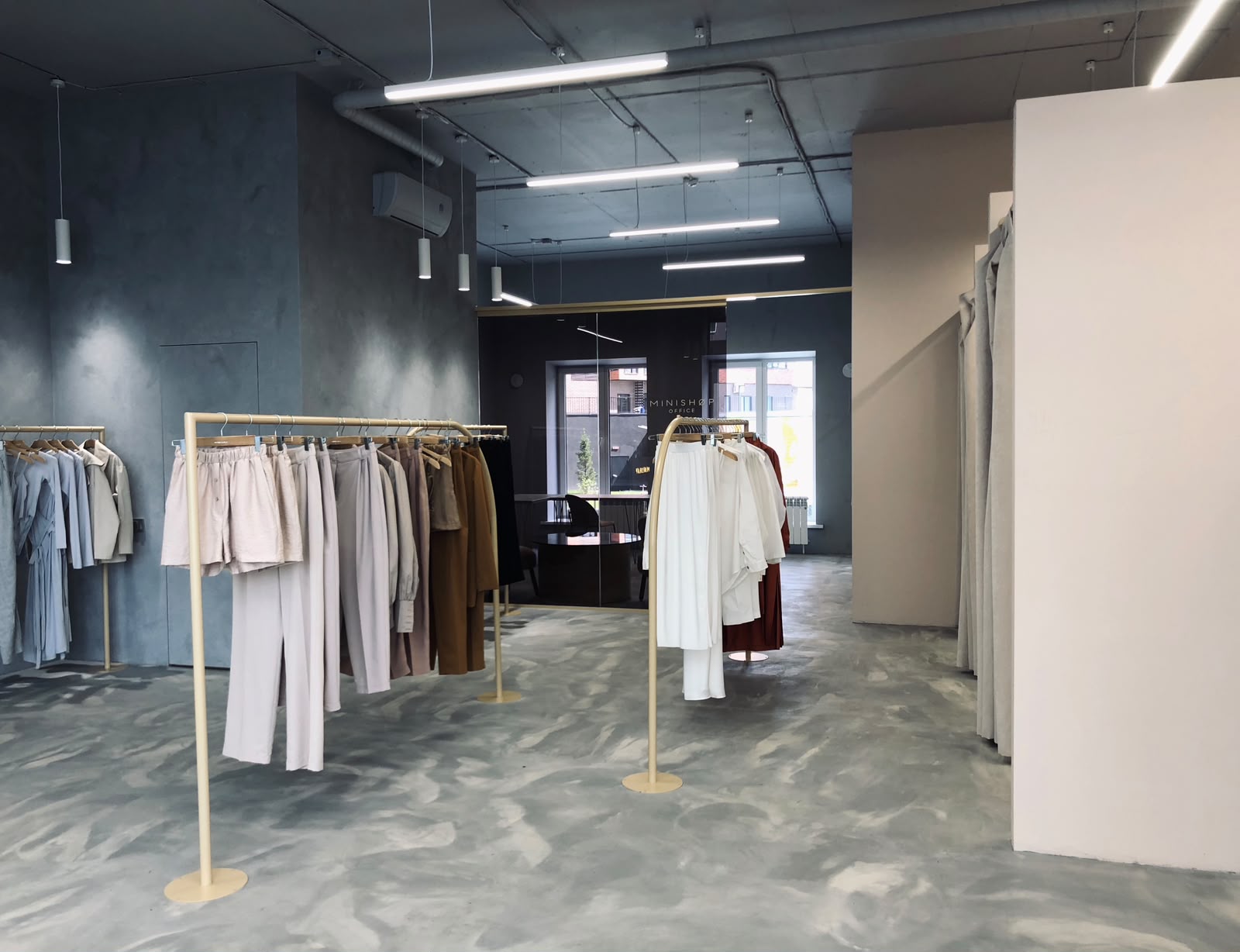 Шоу-рум в стиле индустриальный минимализм