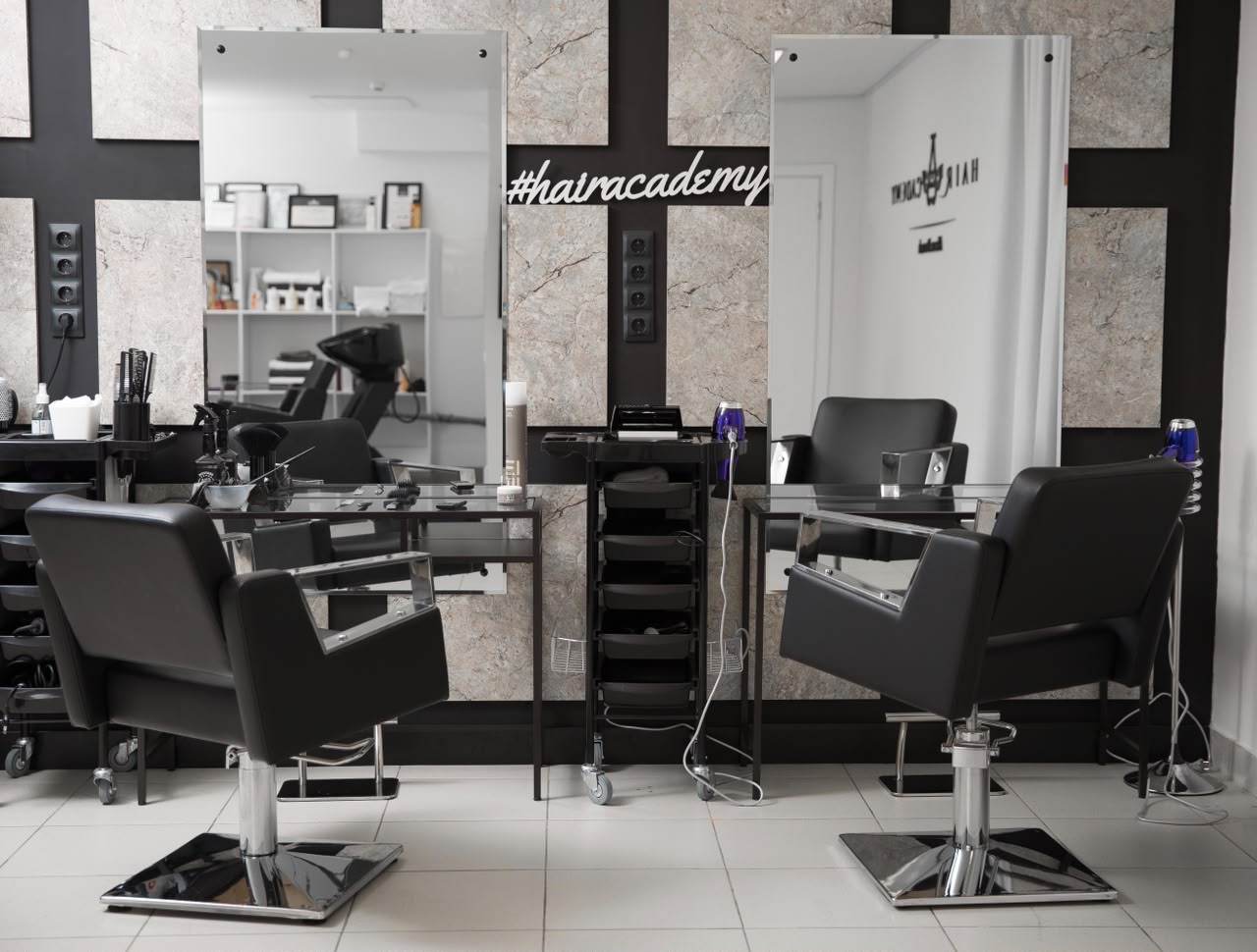 Салон красоты Hair Academy в чёрно-белой гамме