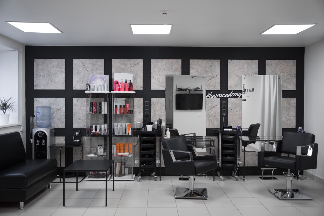 Салон красоты Hair Academy в чёрно-белой гамме
